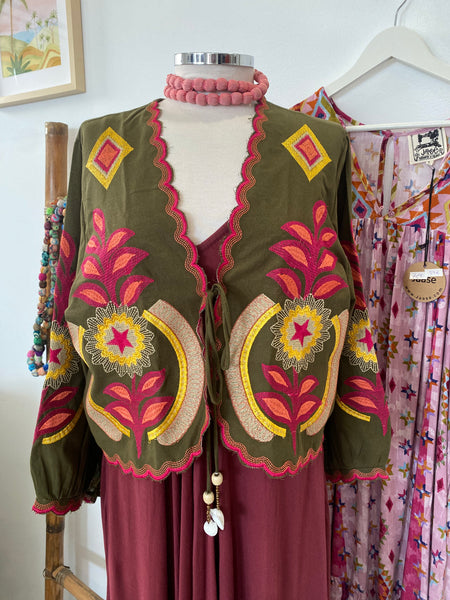 Chaquetilla bordada